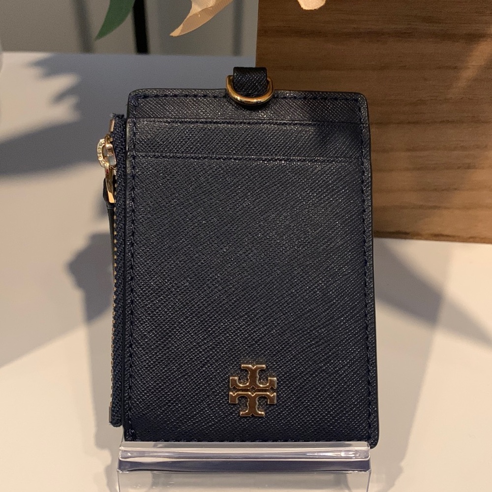 Tory Burch Emerson Lanyard in great Preloved condition